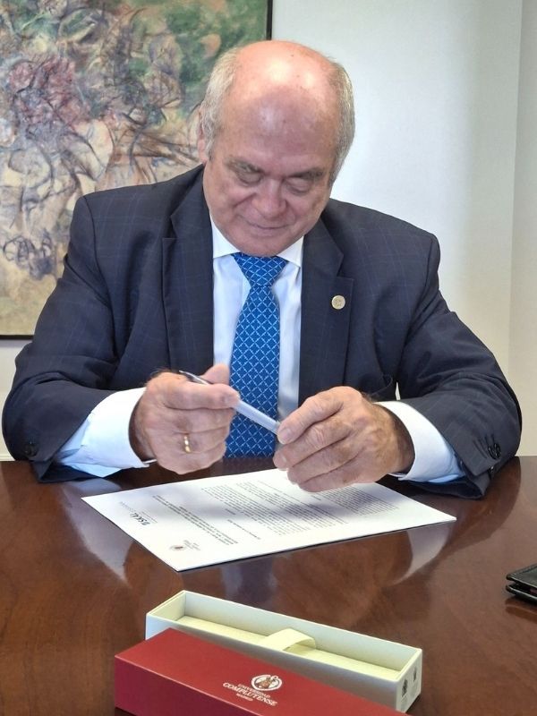 President of Skål International Spain, Juan Francisco Rivero, signs collaboration agreement with the Universidad Complutense President of Skål International Spain, Juan Francisco Rivero, signs collaboration agreement with the Universidad Complutense