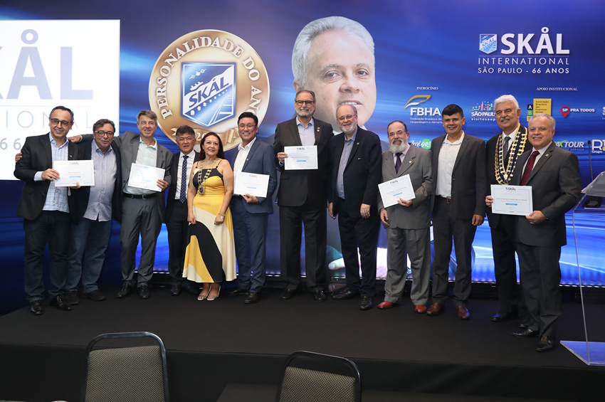 Six new Skålleagues received their diplomas and Skål International pins. Six new Skålleagues received their diplomas and Skål International pins.